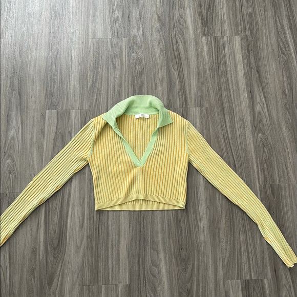 437 Croptop Sweater - Picture 2 of 3